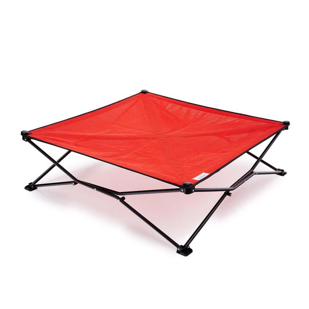 Cama Coolaroo para perros, abierta y elevada con flujo de aire para uso exterior.