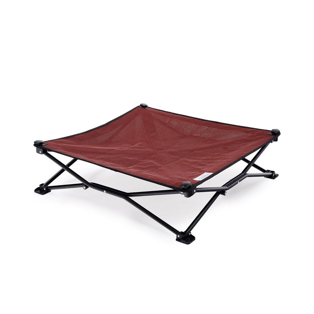 Cama Coolaroo elevada desplegada para viajes y comodidad al aire libre.