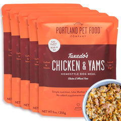 CRAFTED BY HUMANS Tuxedo’s Pollo y Yams bolsa: comida húmeda sabrosa para perros exigentes.