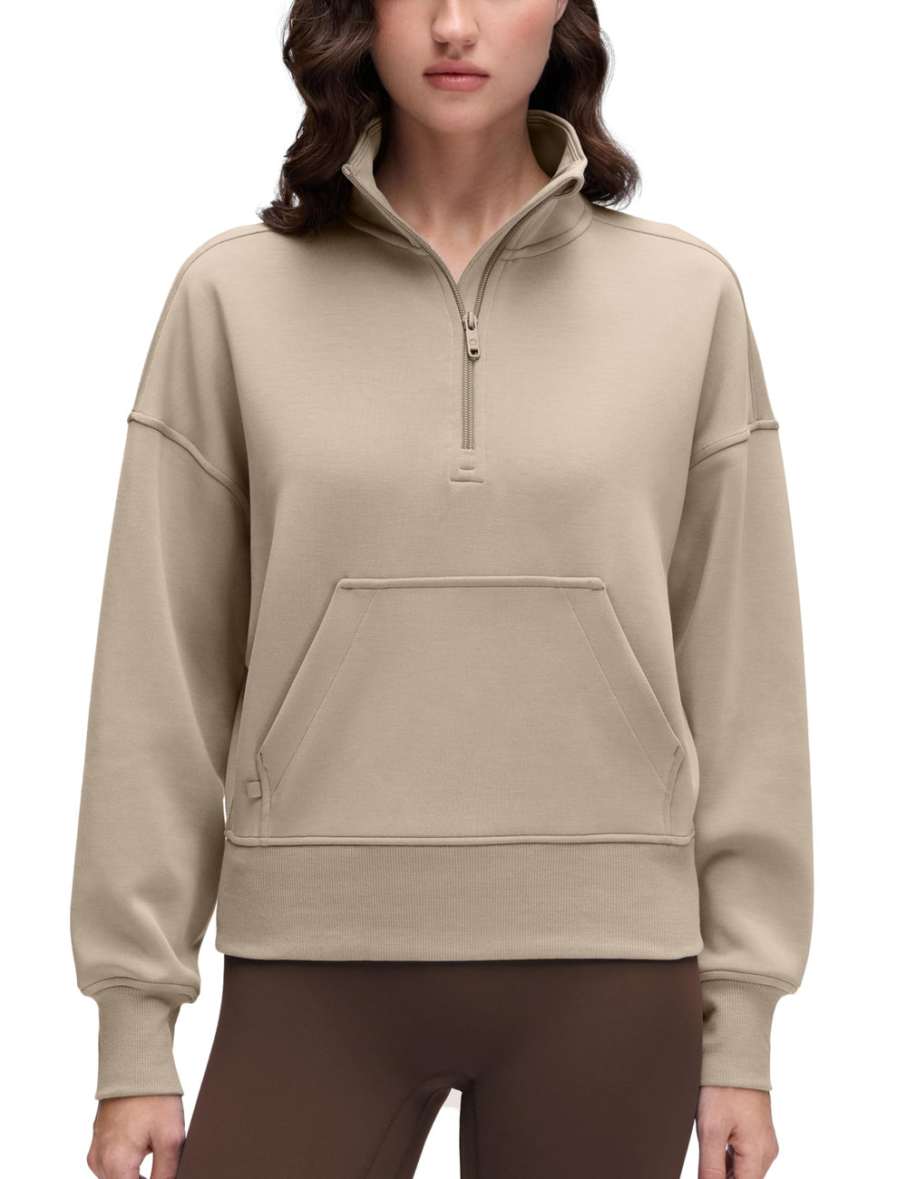 CRZ YOGA SoftAura sudadera con cuello embudo y bolsillo canguro en tono roble, ideal para llaves y teléfono.