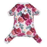 Pijama CuteBone para perro con flor rosa, ideal para fotos festivas.