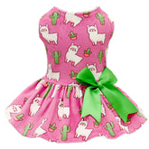 Vestido de terciopelo CuteBone para perro pequeño, vista frontal, cómodo y elegante.