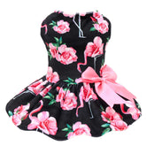 Vestido CuteBone de terciopelo para perro pequeño visto de frente, cómodo para uso diario.