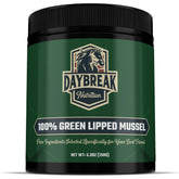 Polvo de mejillón verde de Daybreak Nutrition en botella, ideal para apoyar articulaciones de mascotas.