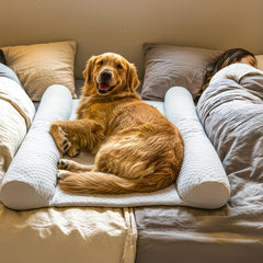 DenMate cama-perro-lado-abrazos ofrece apoyo suave durante la noche.