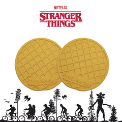 design LAB Stranger Things waffles: par de juguetes para perro en el suelo, ideal para juegos en interiores.
