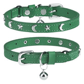 Collar de cuero verde DILLYBUD con campana para localizar al gato.
