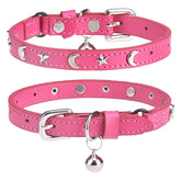 Collar DILLYBUD de cuero con campana rosa para ubicar al gato