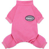 Pijama Dinkinty para perro rosa, vista frontal, ideal para paseos fríos.