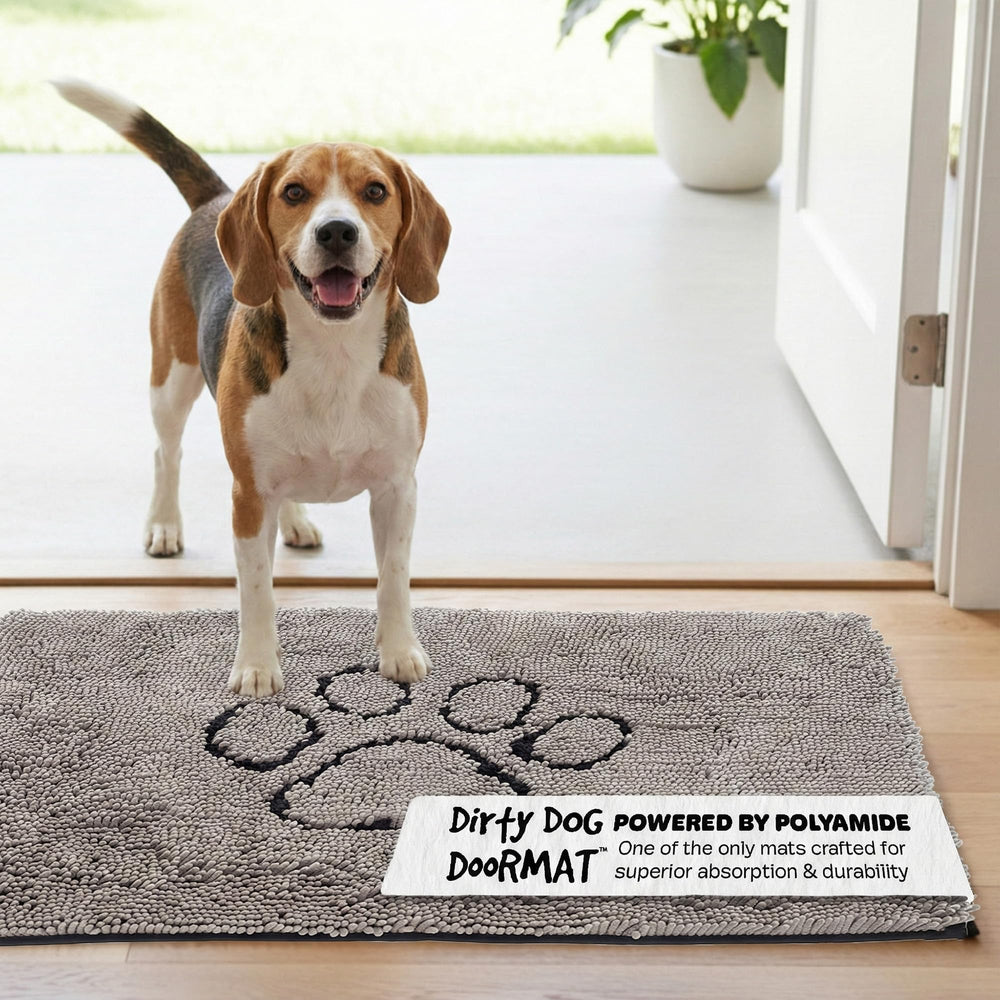 Dog Gone Smart alfombra absorbe agua y lodo en primer plano.