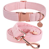 Collar DOGWONG de algodón rosa en primer plano, suave y duradero para perros