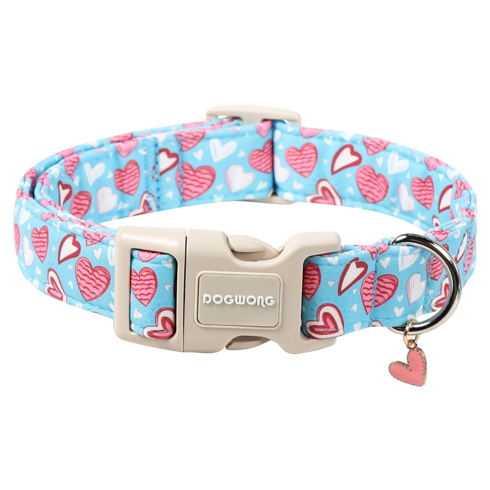 Collar DOGWONG con corazon azul y hebilla plastica, ideal para paseos diarios.
