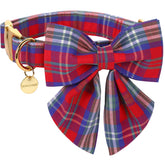Collar DOGWONG con lazo navideño rojo plaid para paseos festivos.