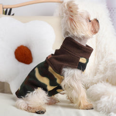 Chaleco Dosuyi con agujero para correa y diseño camuflaje verde.