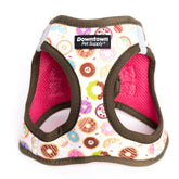Arnés de Paso Downtown Pet Supply con malla acolchada para caminatas cómodas.