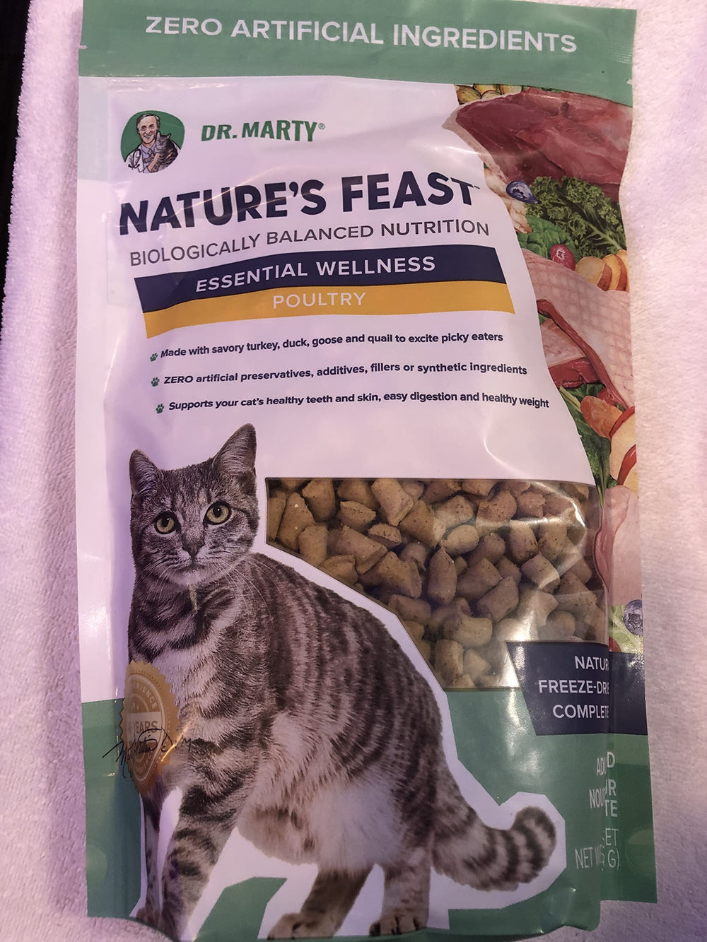 Dr. Marty Nature's Feast, alimento para gatos crudo liofilizado, promueve energía y pelaje brillante.