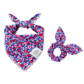 E-Clover bandana para perro rosa floral con corazón, ideal para fotos.
