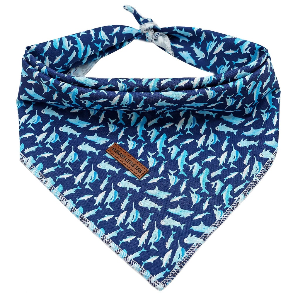 Bandana Elegant Little Tail con estampado tiburón, ideal para sesiones de fotos caninas.