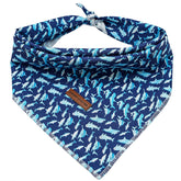 Bandana Elegant Little Tail con estampado tiburón, ideal para sesiones de fotos caninas.