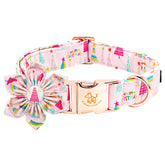 Collar Elegant Little Tail con flor rosa para celebraciones navideñas caninas.