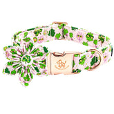 Collar St Patrick con flor rosada de Elegant little tail, ideal para salidas festivas.
