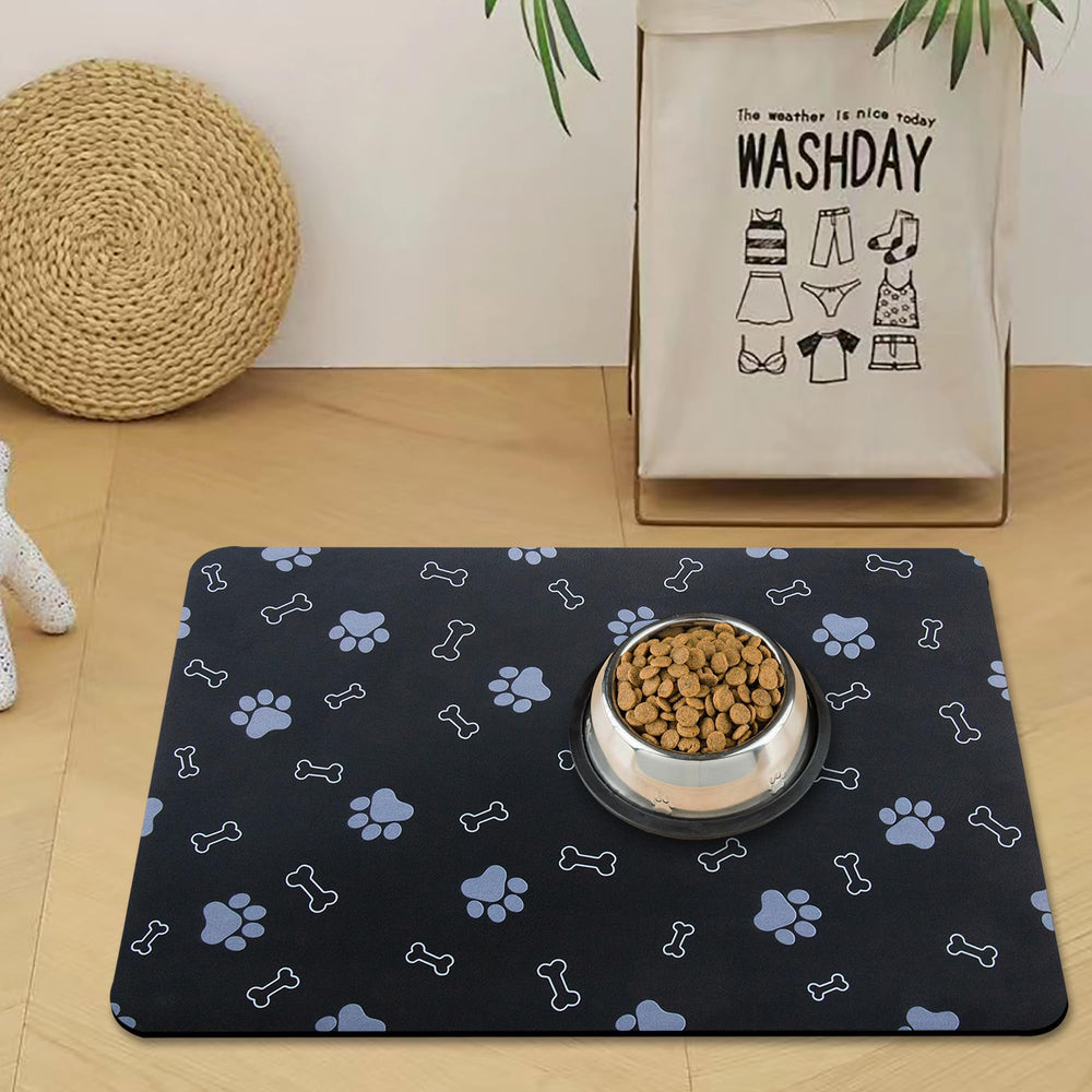 Alfombrilla EP Jeans antiresbalante para mascotas, controla derrames y mantiene el área estable.