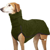 Esobo abrigo de fleece cálido para perro, ideal para paseos fríos.