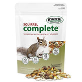 Ardilla comiendo Exotic Nutrition Squirrel Complete en bolsa 4 lb.