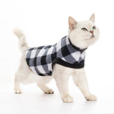La sudadera EXPAWLORER para gato con cuadros grises ofrece calor cómodo.