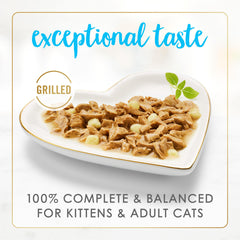 Purina Fancy Feast Delights, gato disfrutando la salsa jugosa de atún