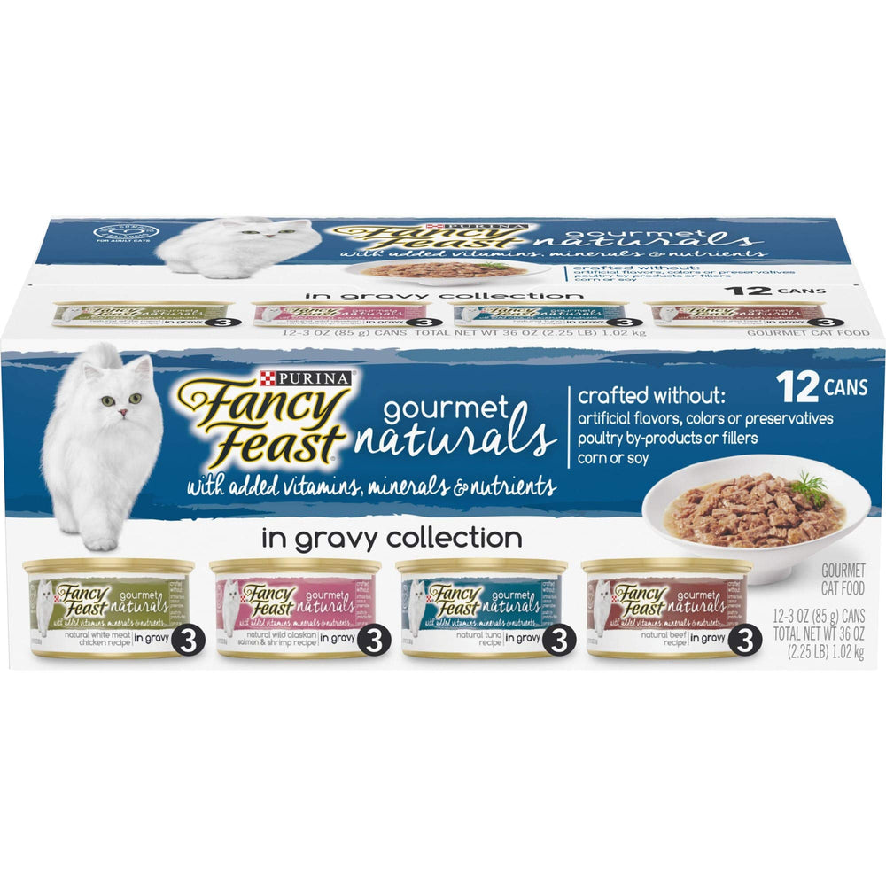 Gato disfruta pollo en salsa Fancy Feast Gourmet Naturals, deleite diario.