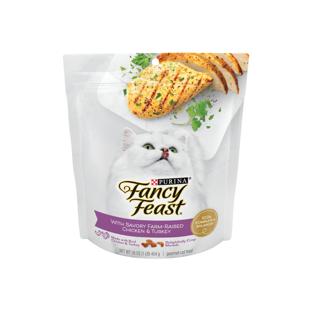 Fancy Feast Purina: gato comiendo croquetas crujientes de pollo y pavo para gusto diario.