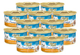 Fancy Feast Purina paté de pollo cremoso, textura suave para gatos adultos.