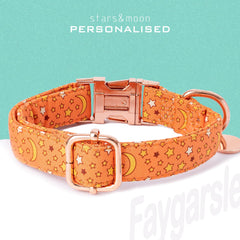Patrón lunas-estrellas naranja realza la personalidad del perro Faygarsle.