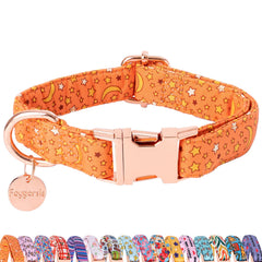 Collar Faygarsle con lunas y estrellas naranja para paseos con estilo.