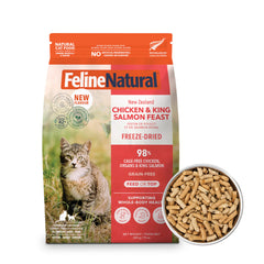 Feline Natural alimento liofilizado para gatos con pollo y salmón, crujiente y sabroso.