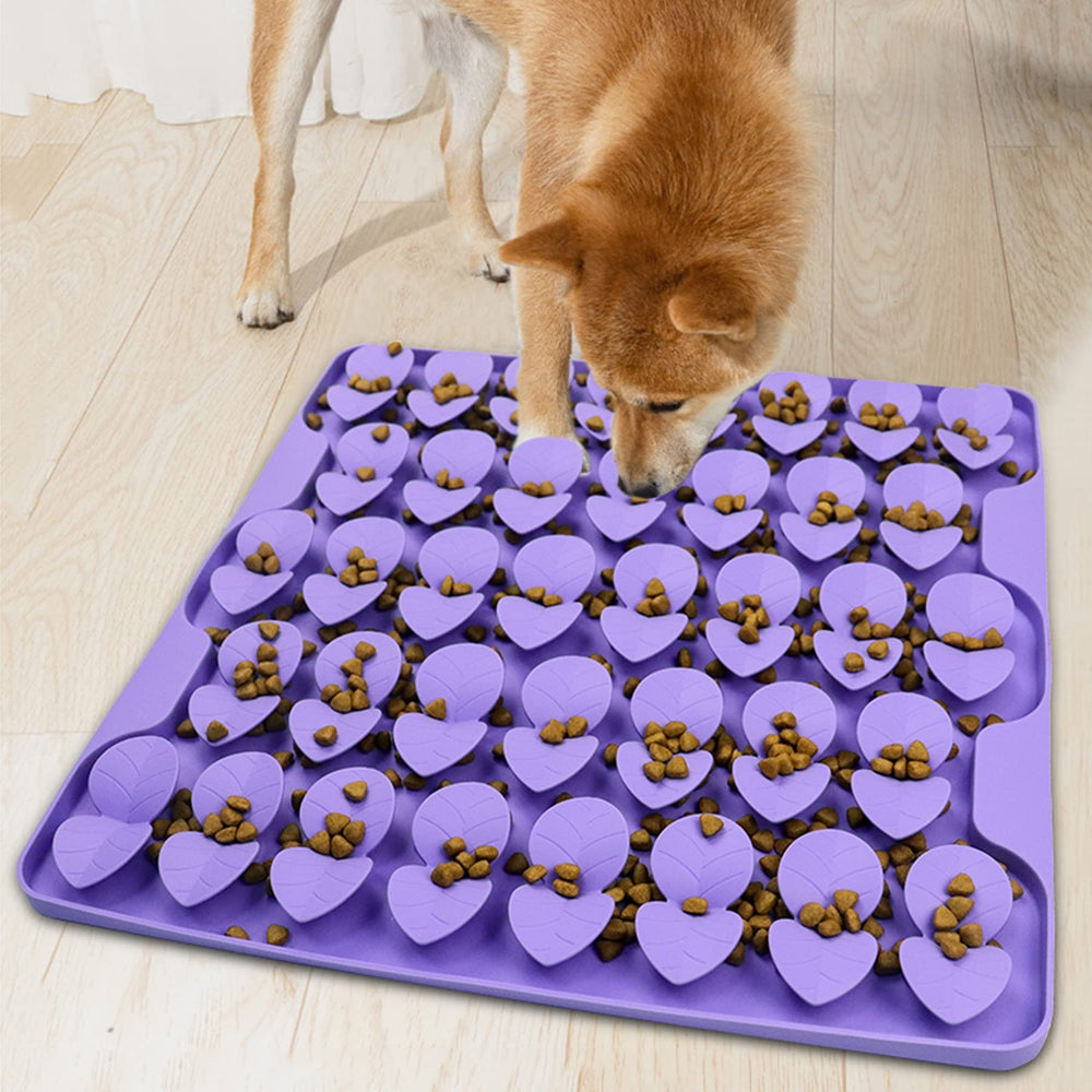Femont Snuffle Mat en uso con un perro grande comiendo lentamente.