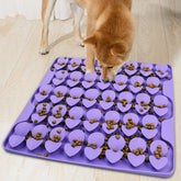 Femont Snuffle Mat en uso con un perro grande comiendo lentamente.