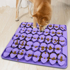 Femont Snuffle Mat en uso con un perro grande comiendo lentamente.