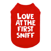 Camiseta Fitwarm para perro Valentinas colocada durante un paseo cómodo