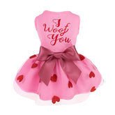 Vestido Fitwarm para perro San Valentín con corazón bordado, ideal para fotos.