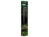 Fluval Plant 3.0 LED iluminando acuario plantado con cobertura uniforme para plantas