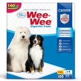 Four Paws Wee-Wee Pad ofrece cobertura grande para perros grandes en interiores.