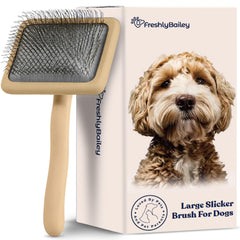 El cepillo Freshly Bailey Doodle Slicker desenreda suavemente el pelaje.