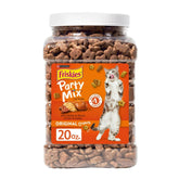 Friskies Party Mix Original Crunch frente al empaque, premio crujiente para gatos.