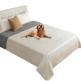 Manta-impermeable Fuguitex para perro en crema y gris protege muebles.