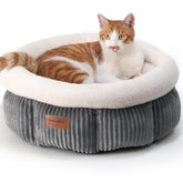 Cama FUKUMARU para gatos en pala gris, vista general suave y acogedora.