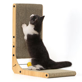 Rascador FUKUMARU en forma en L: ideal para proteger muebles y entretener al gato.