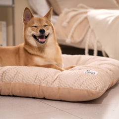 FUNNY FUZZY cama plush grande, perfecta para gatos y perros dentro de casa.