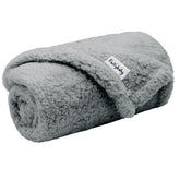 Manta furrybaby para perro pequeño en sherpa gris, ideal para paseos y descansar.